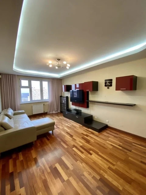 Хорошая 3-х комнатная квартира с ремонтом возле Парка и рядом с метро!