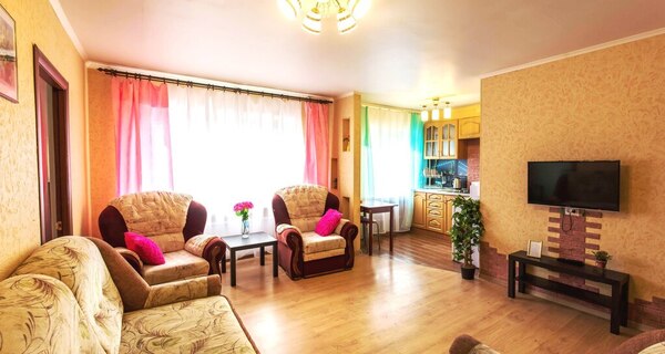 3-х комнатная квартира на Кирова. У Областной больницы и Долины Уюта.