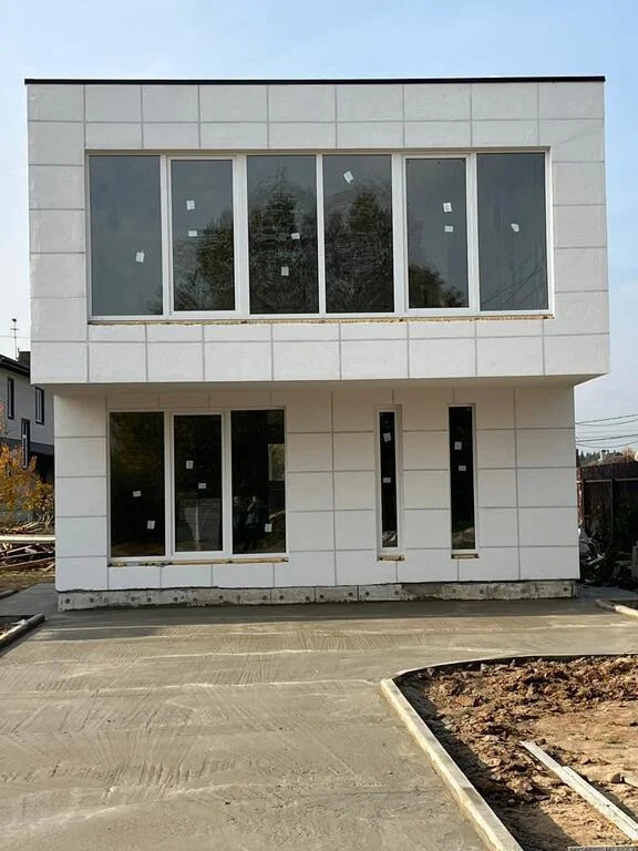 Просторный светлый дом с большими окнами и всеми коммуникациями